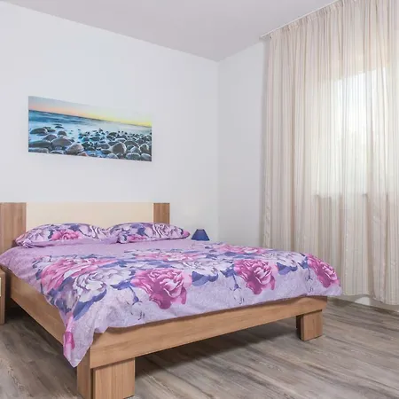 & Seaside Apartment *